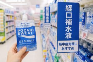 ドラッグストアでアイススラリーを探すイメージ